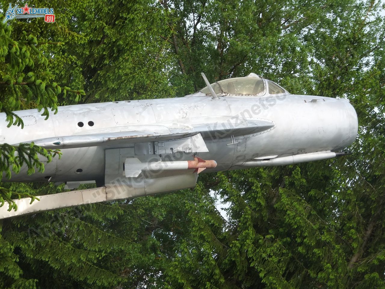 MiG-17_Vyazma_airbase_0017.jpg