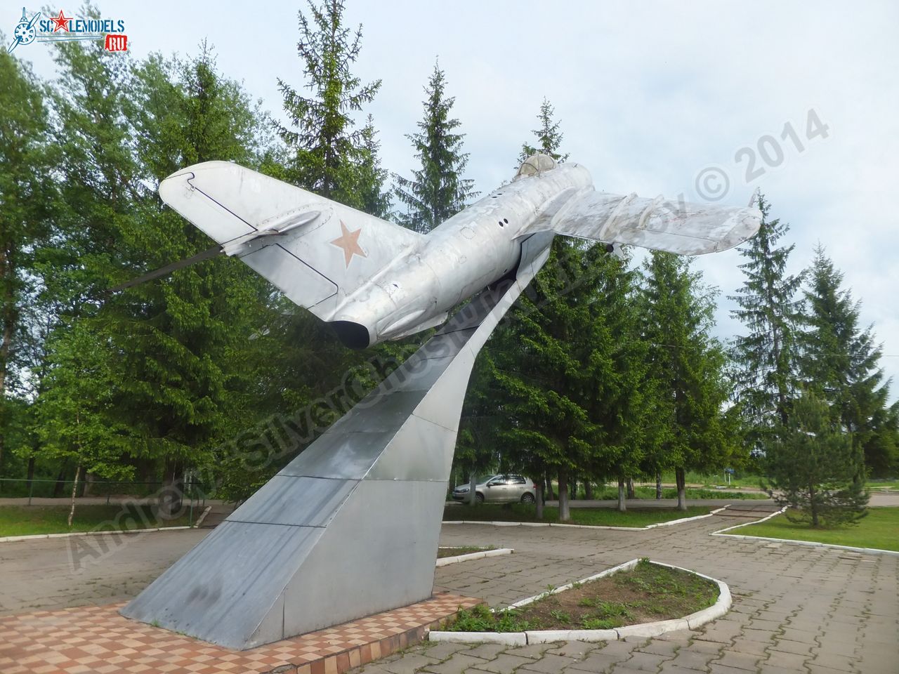 MiG-17_Vyazma_airbase_0039.jpg