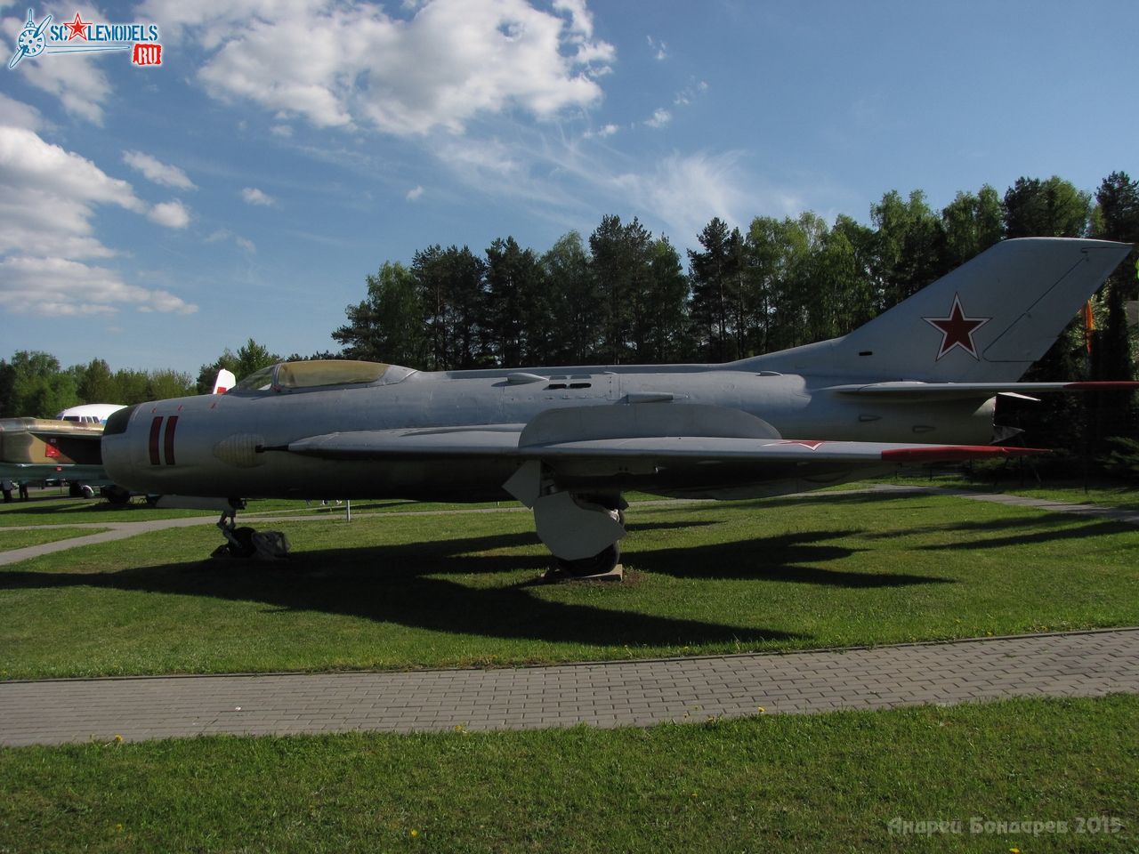 0004_MiG-19P.JPG