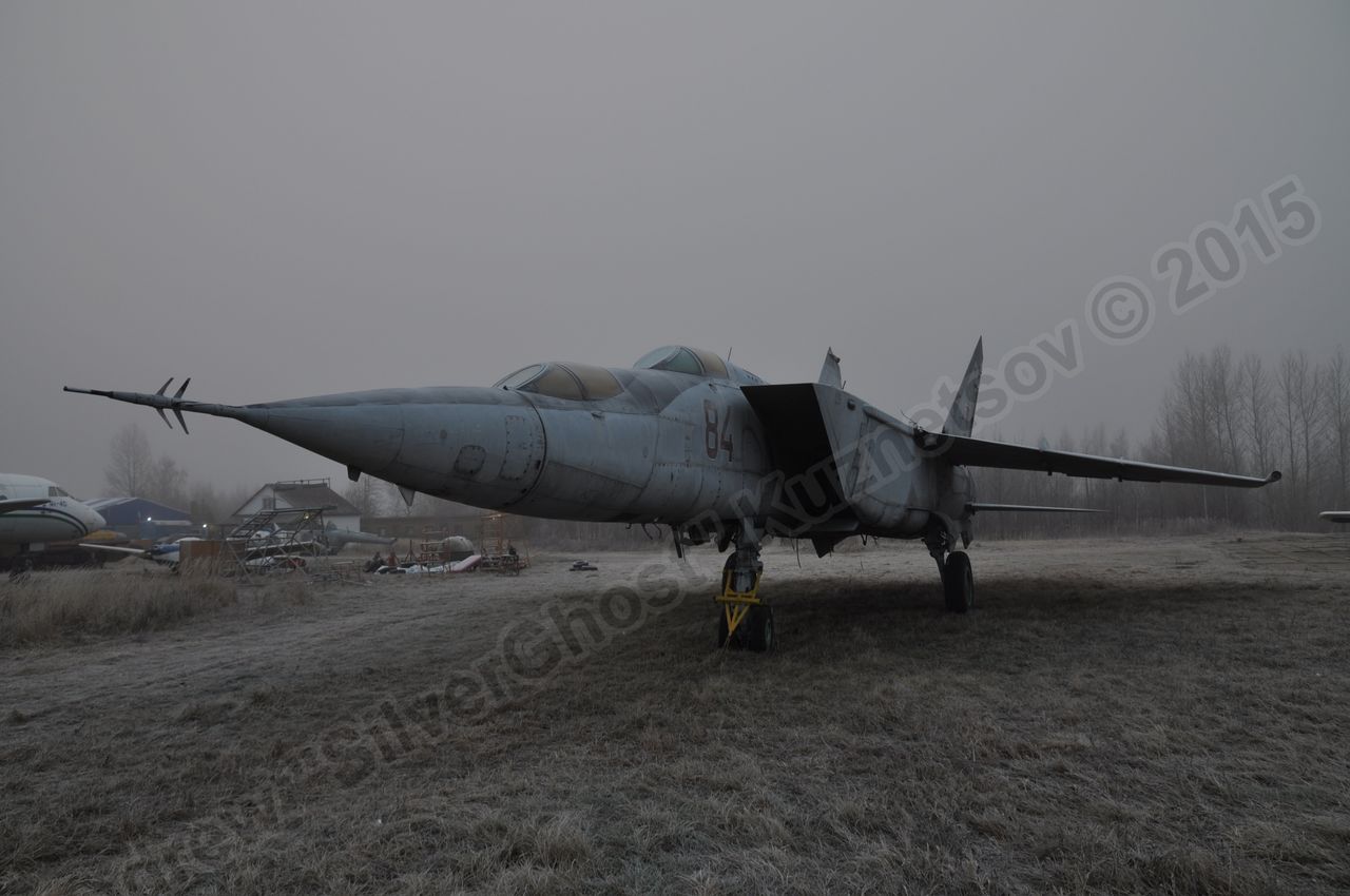 MiG-25PU_undercarriage_0000.jpg