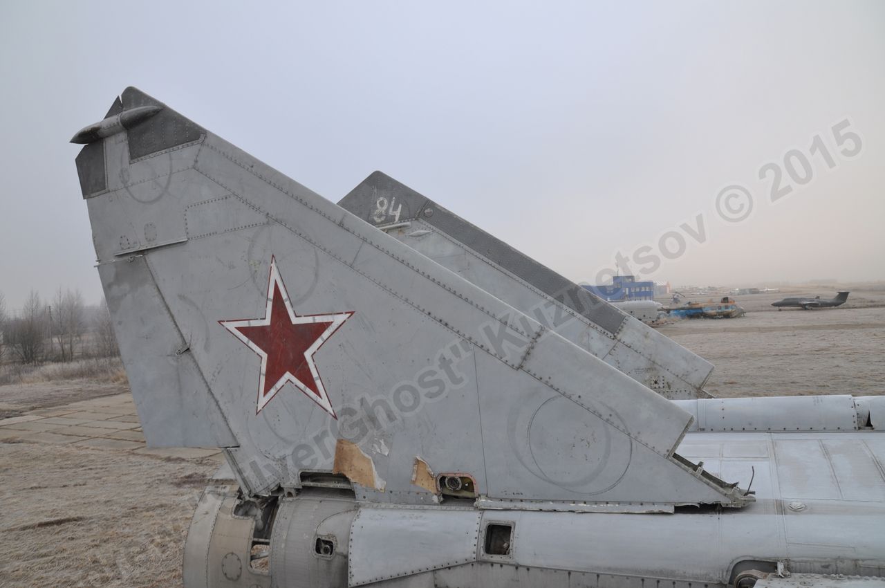 MiG-25PU_wing_0032.jpg