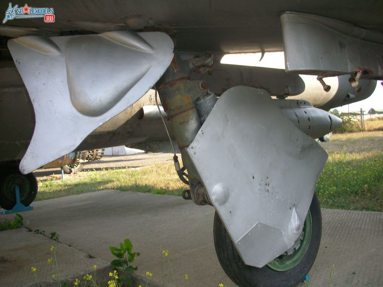 MiG-19S_Taganrog_15.jpg