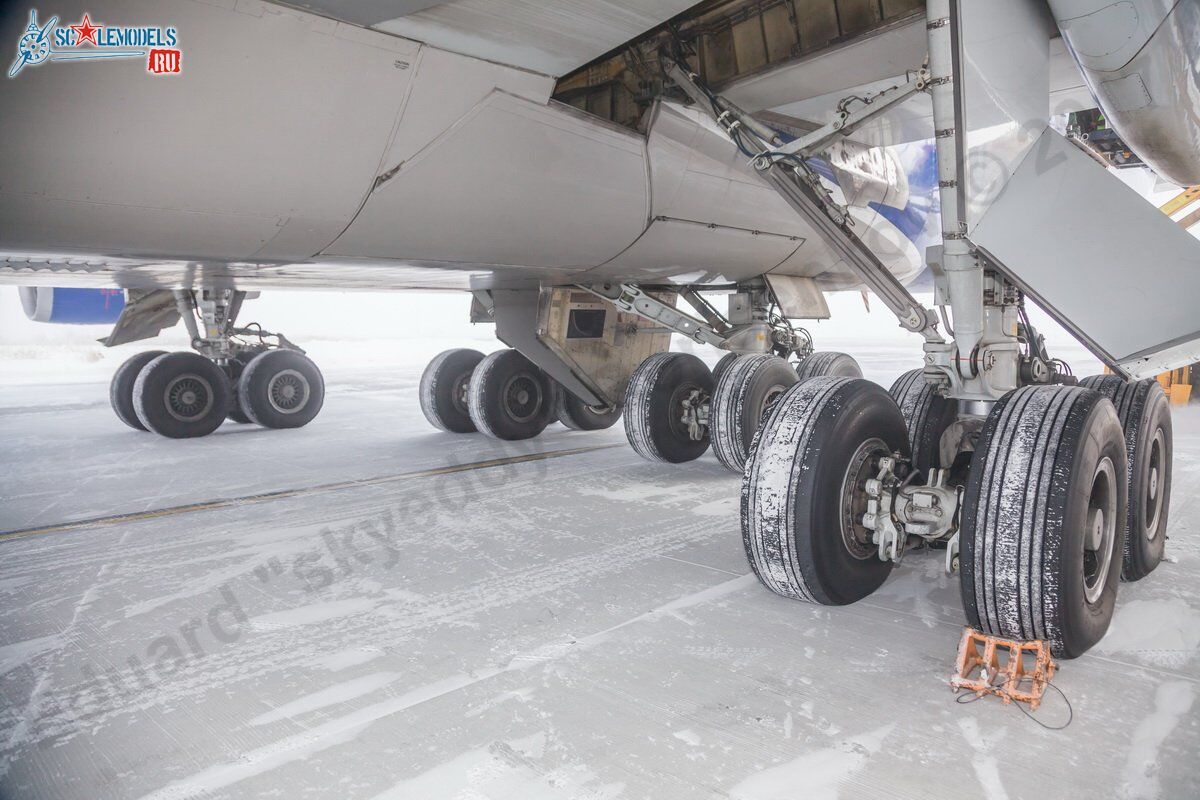 Boeing_747-400_VQ-BWW_27.jpg