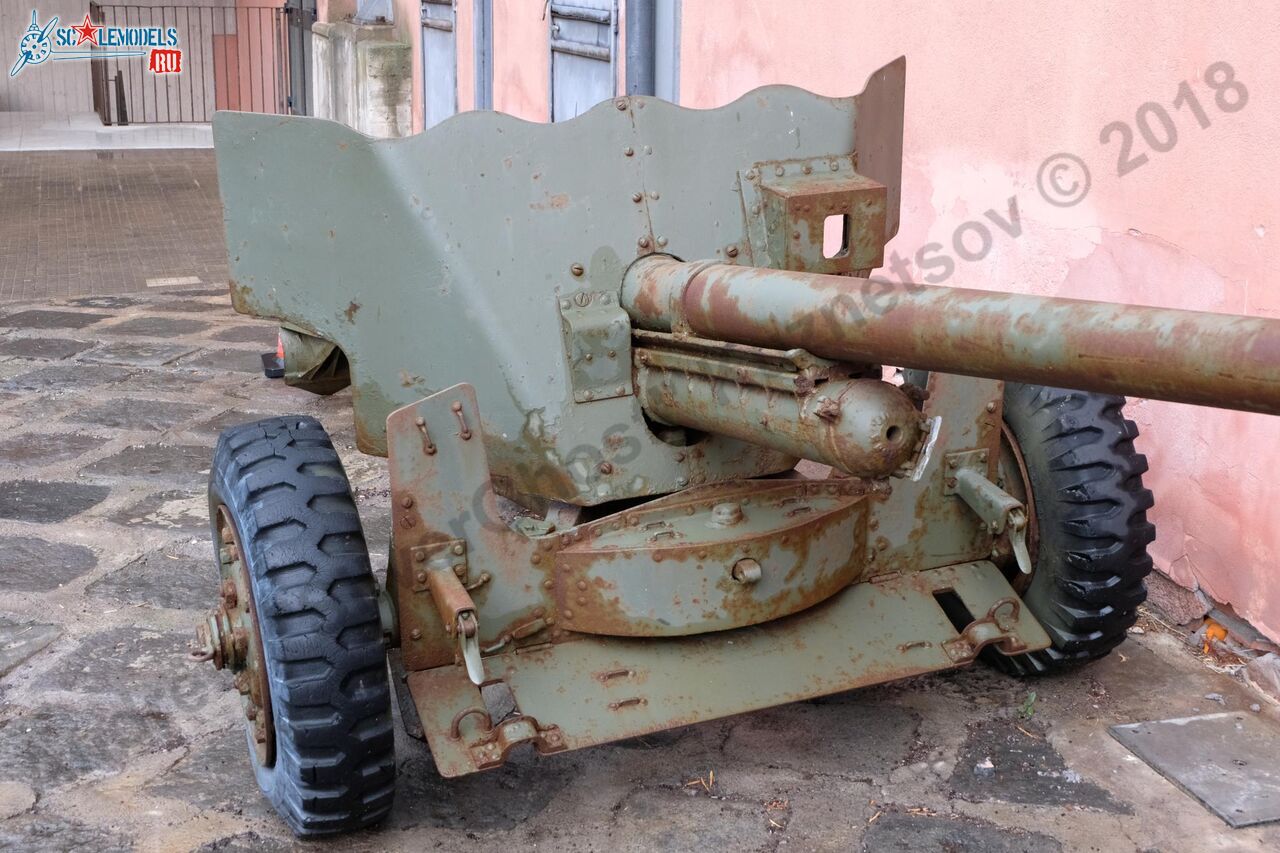 Ordinance_QF_6-pounder_Catania_2.jpg