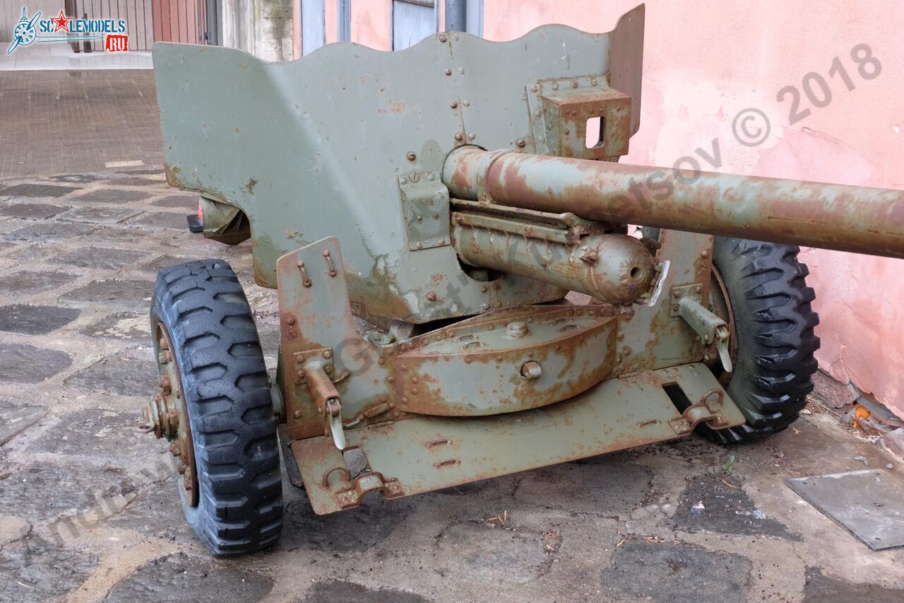 Ordinance_QF_6-pounder_Catania_3.jpg