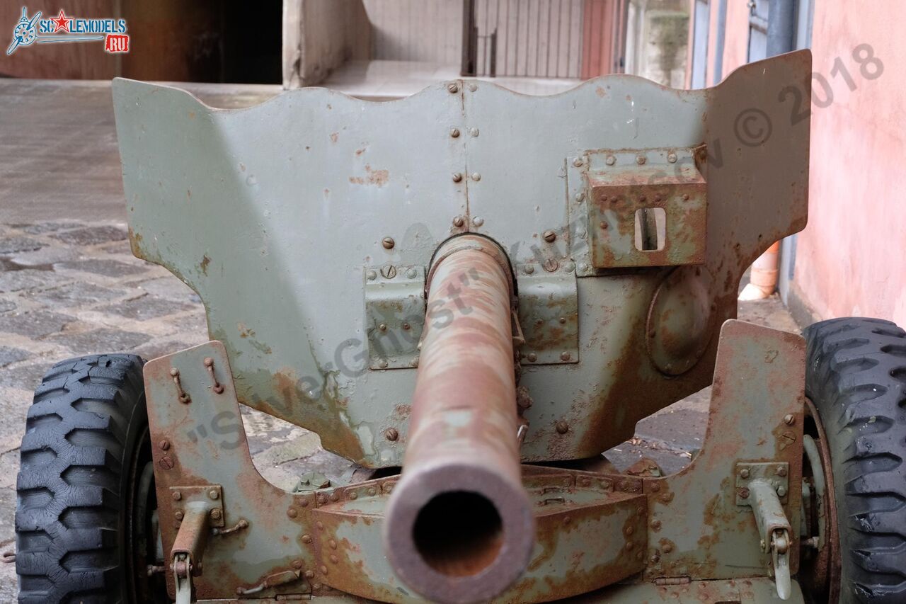 Ordinance_QF_6-pounder_Catania_9.jpg