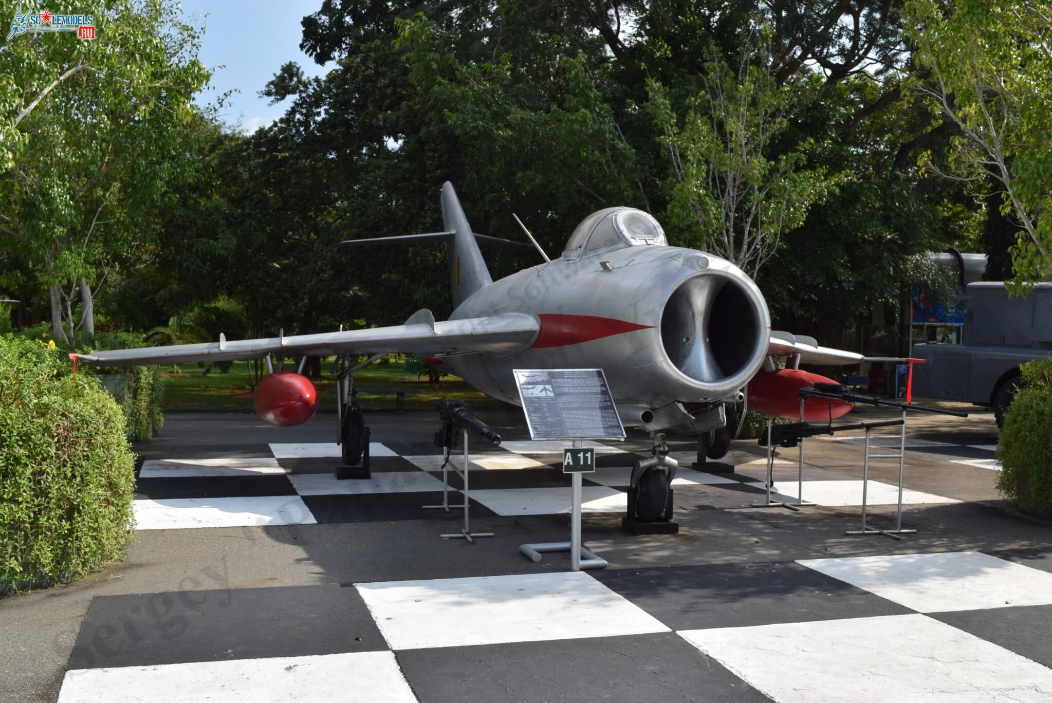 Mig-17F_CF-905_Ratmalana_00.jpg