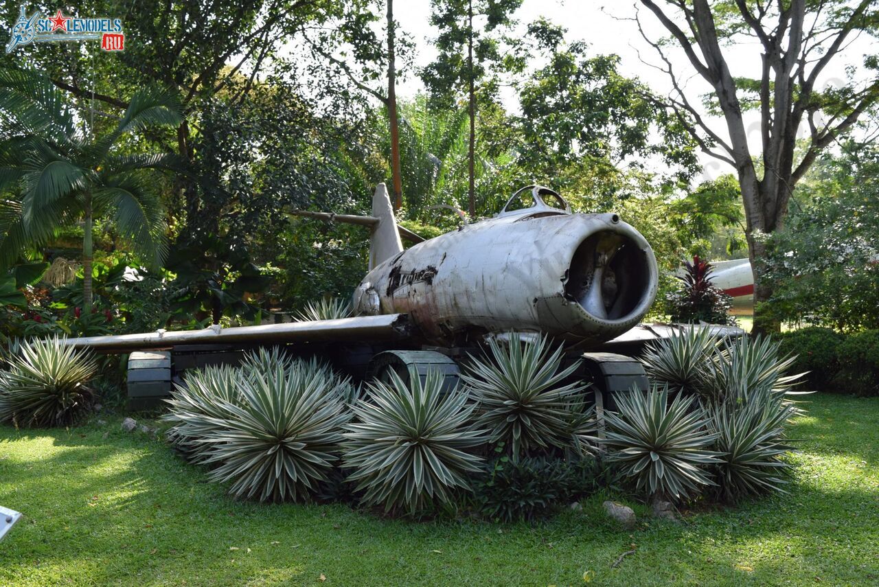 Mig-17F_CF-904_Ratmalana_2.jpg