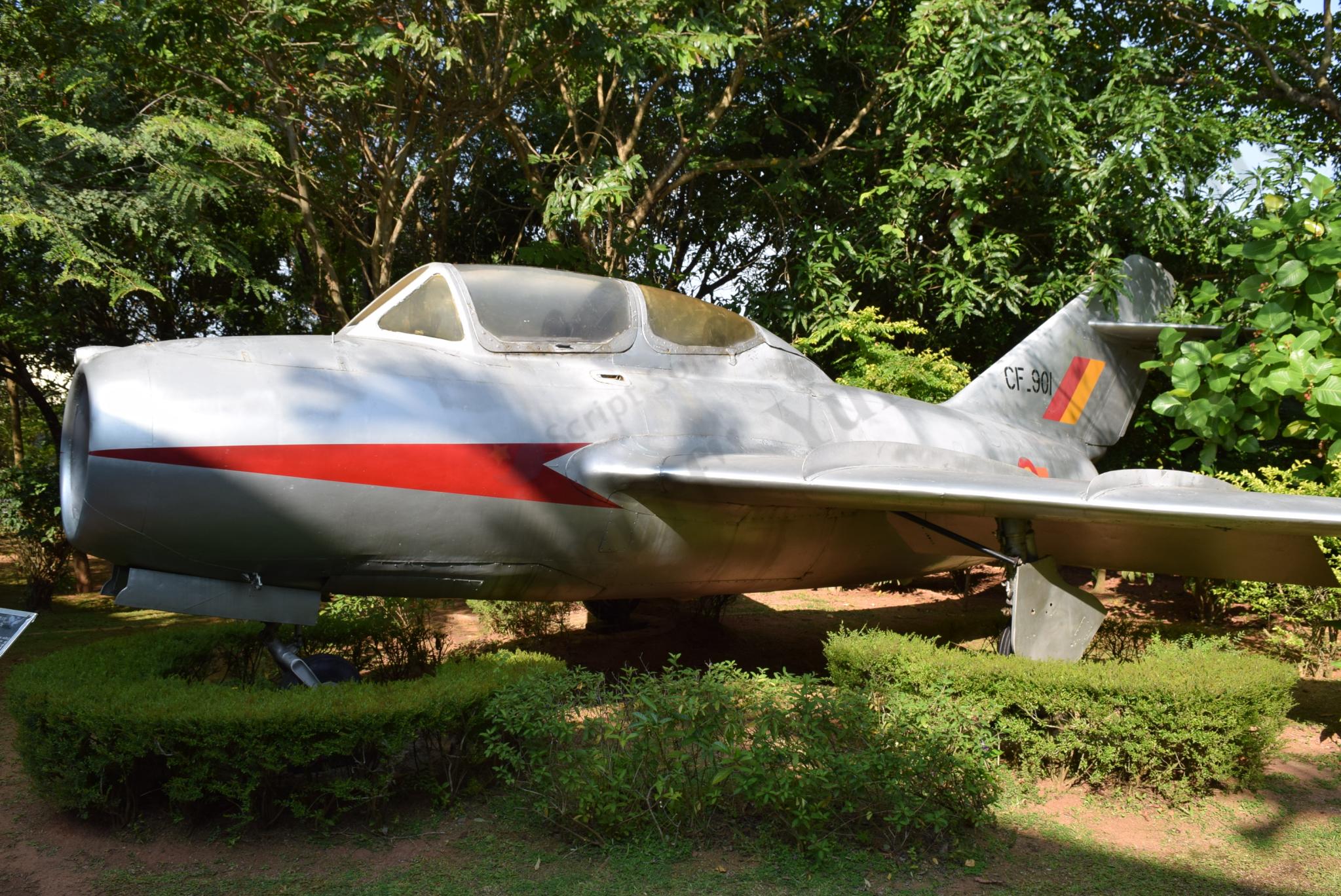 X Mig-15UTI_CF-901_Ratmalana_1.jpg