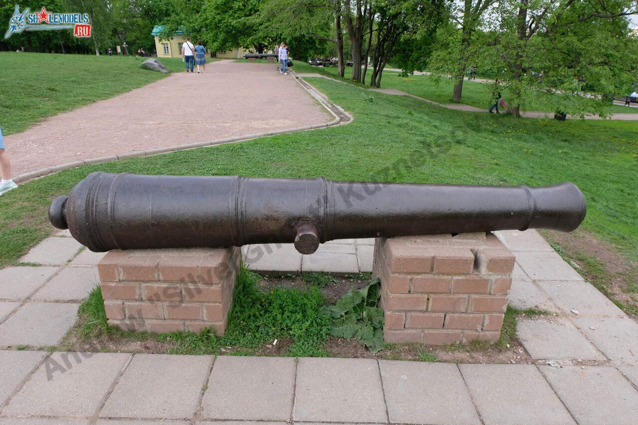 Russian_field_gun_XVIII_12.jpg