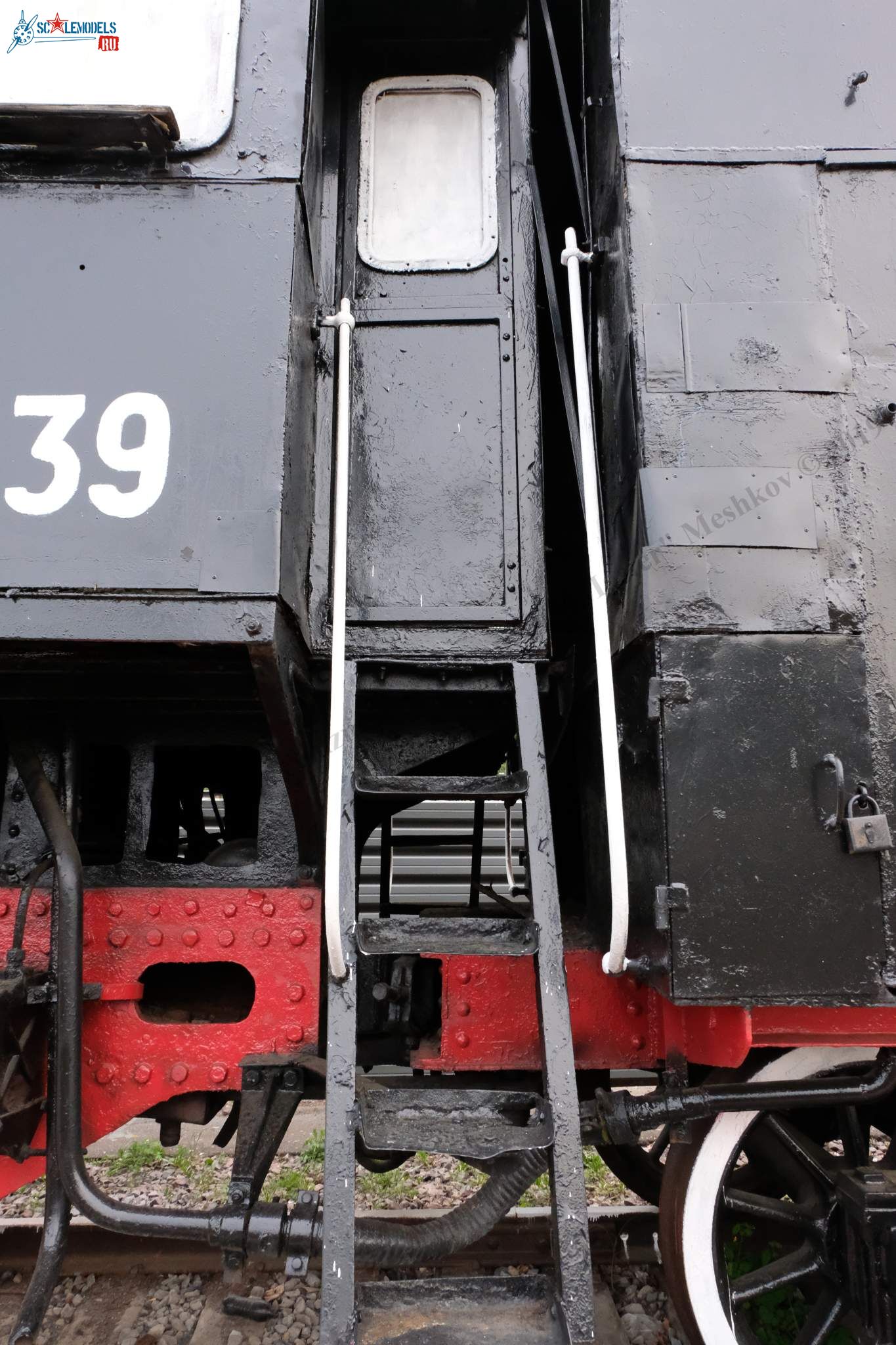 Locomotive_Em725-39_194.jpg