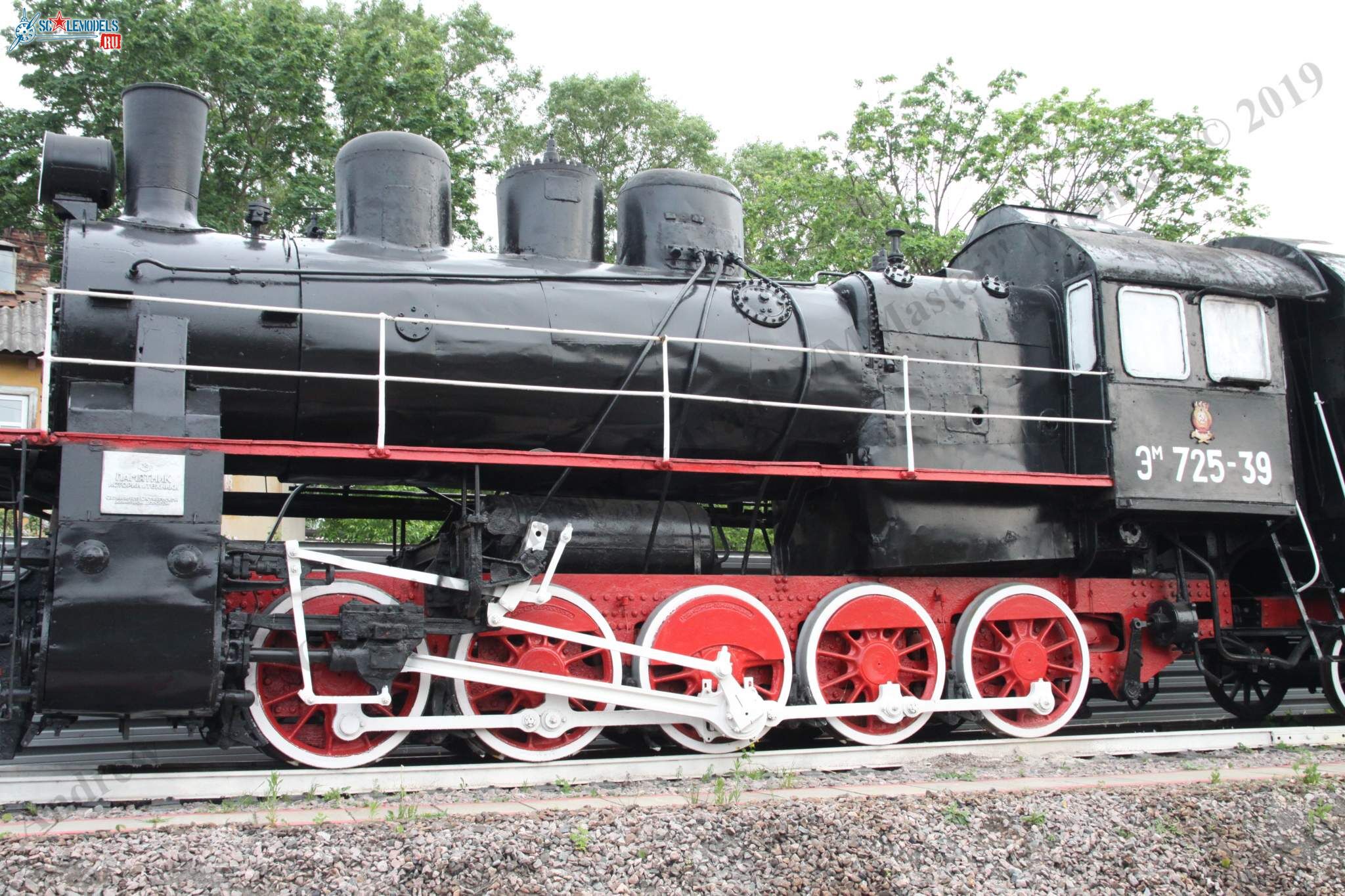 Locomotive_Em725-39_349.jpg