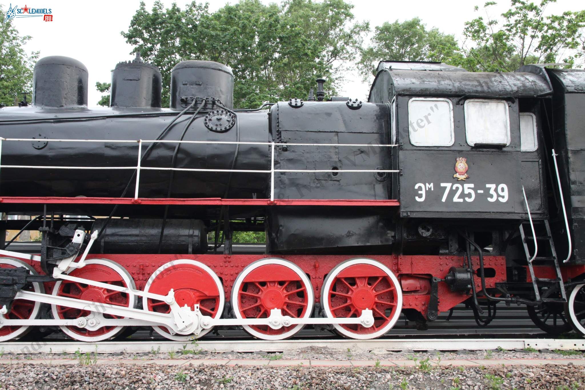 Locomotive_Em725-39_350.jpg