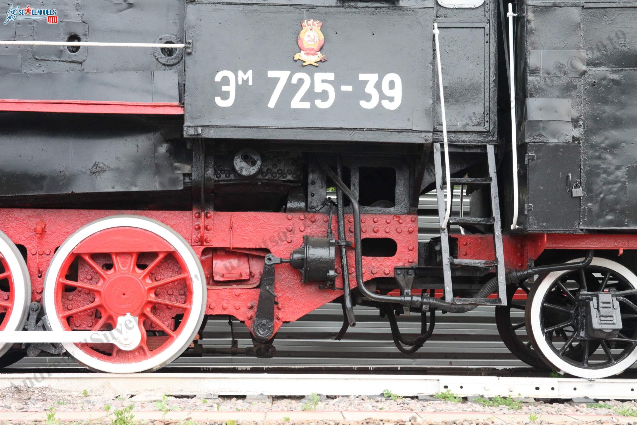 Locomotive_Em725-39_354.jpg