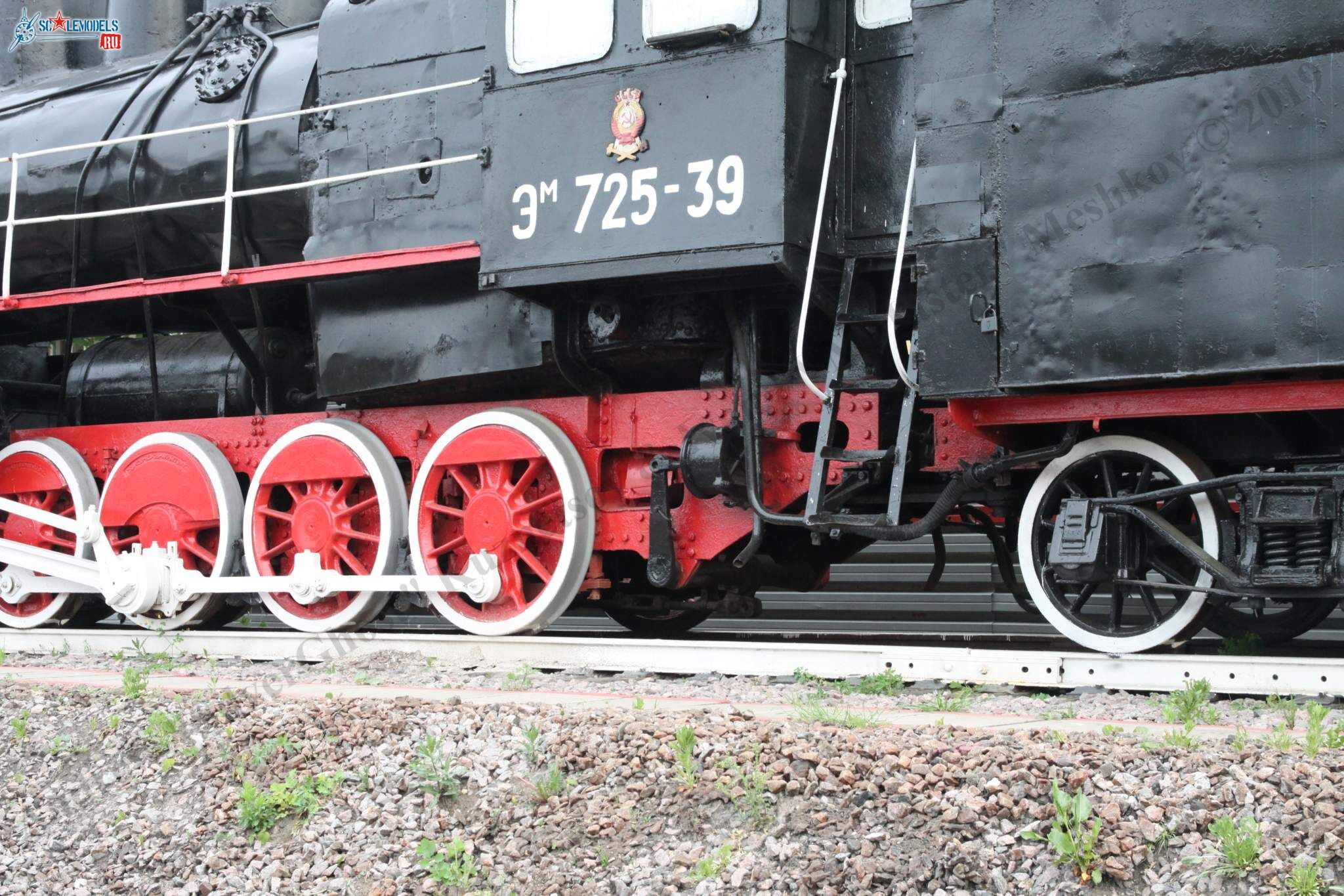 Locomotive_Em725-39_370.jpg