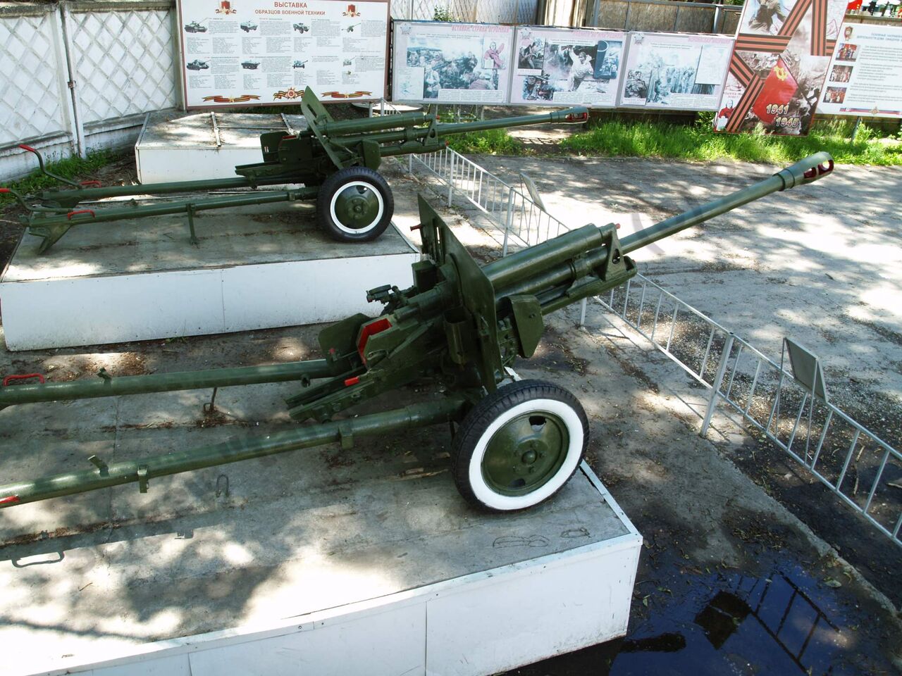 ZiS-3_Belogorsk_1.jpg