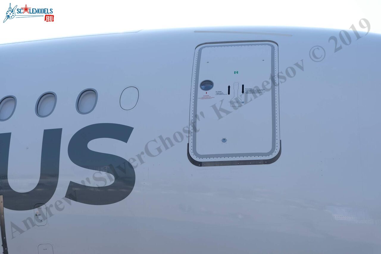 Airbus_A350-900_240.jpg