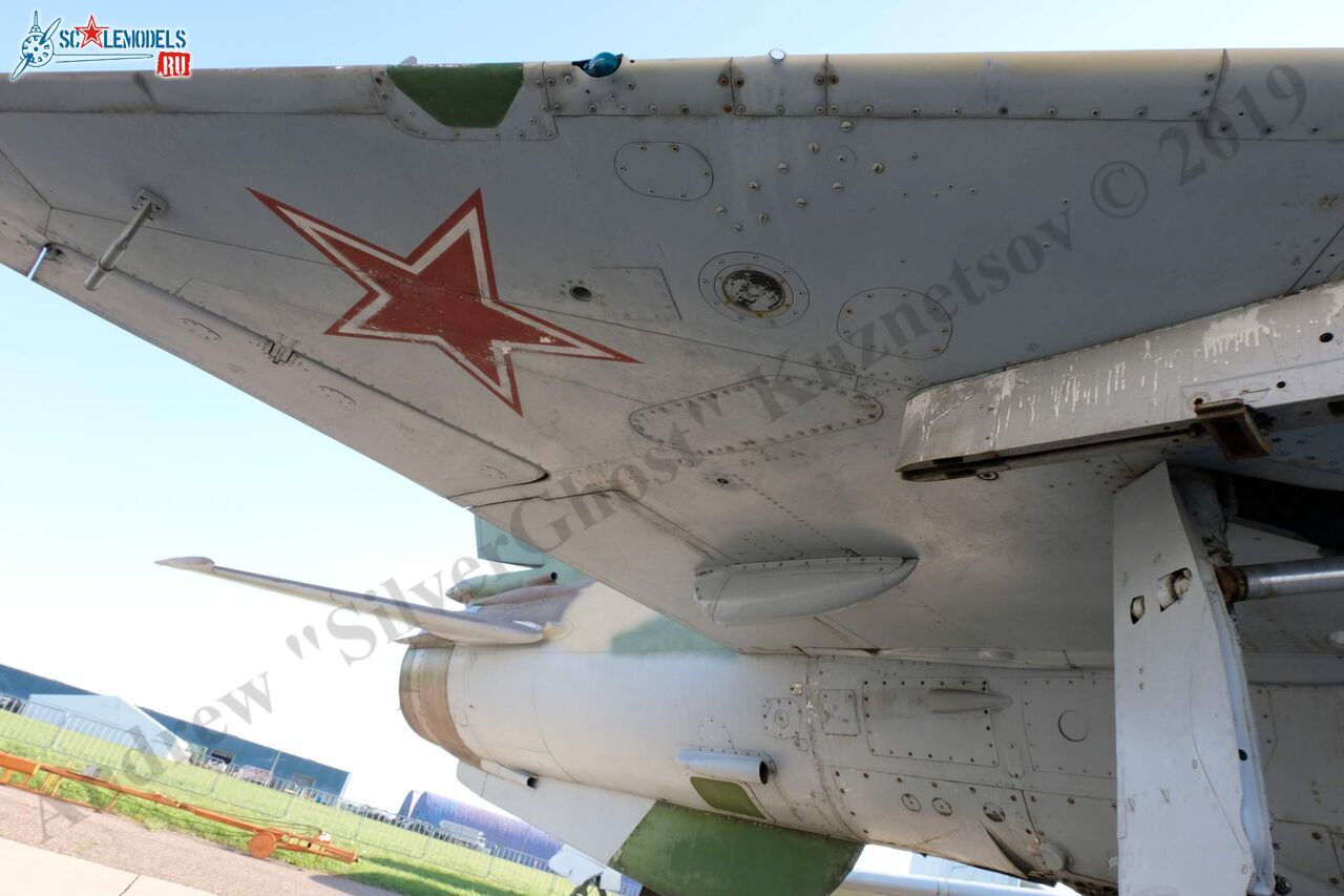 MiG-21UM_435.jpg