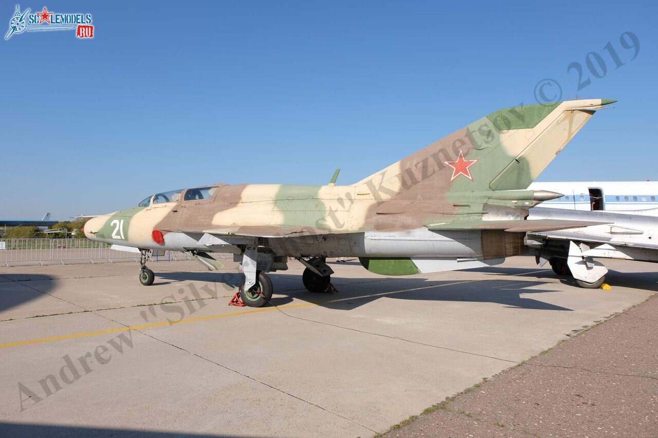 MiG-21UM_6.jpg