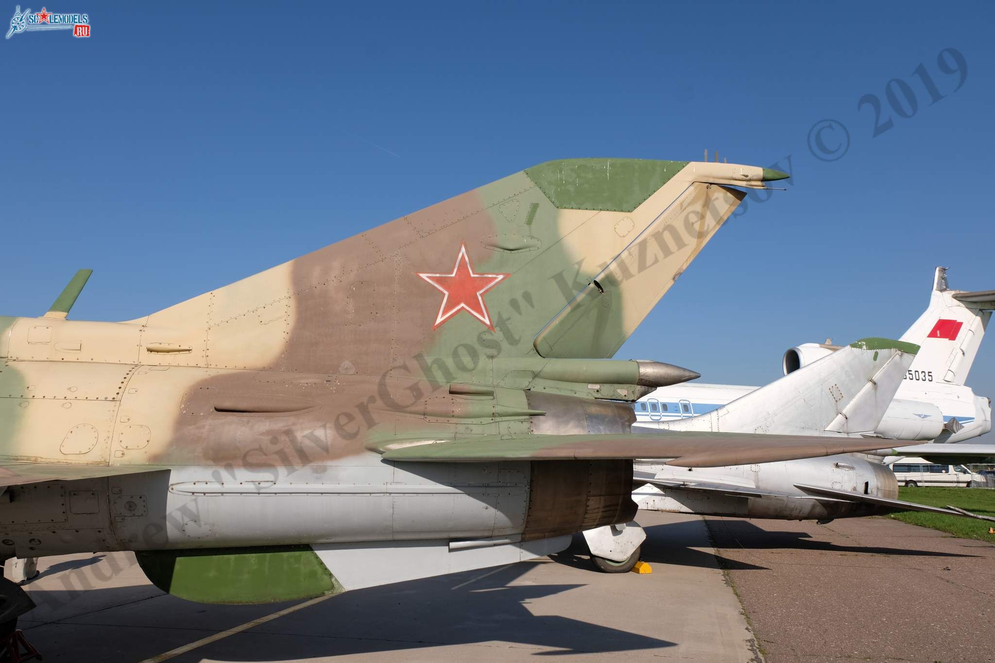 MiG-21UM_21.jpg