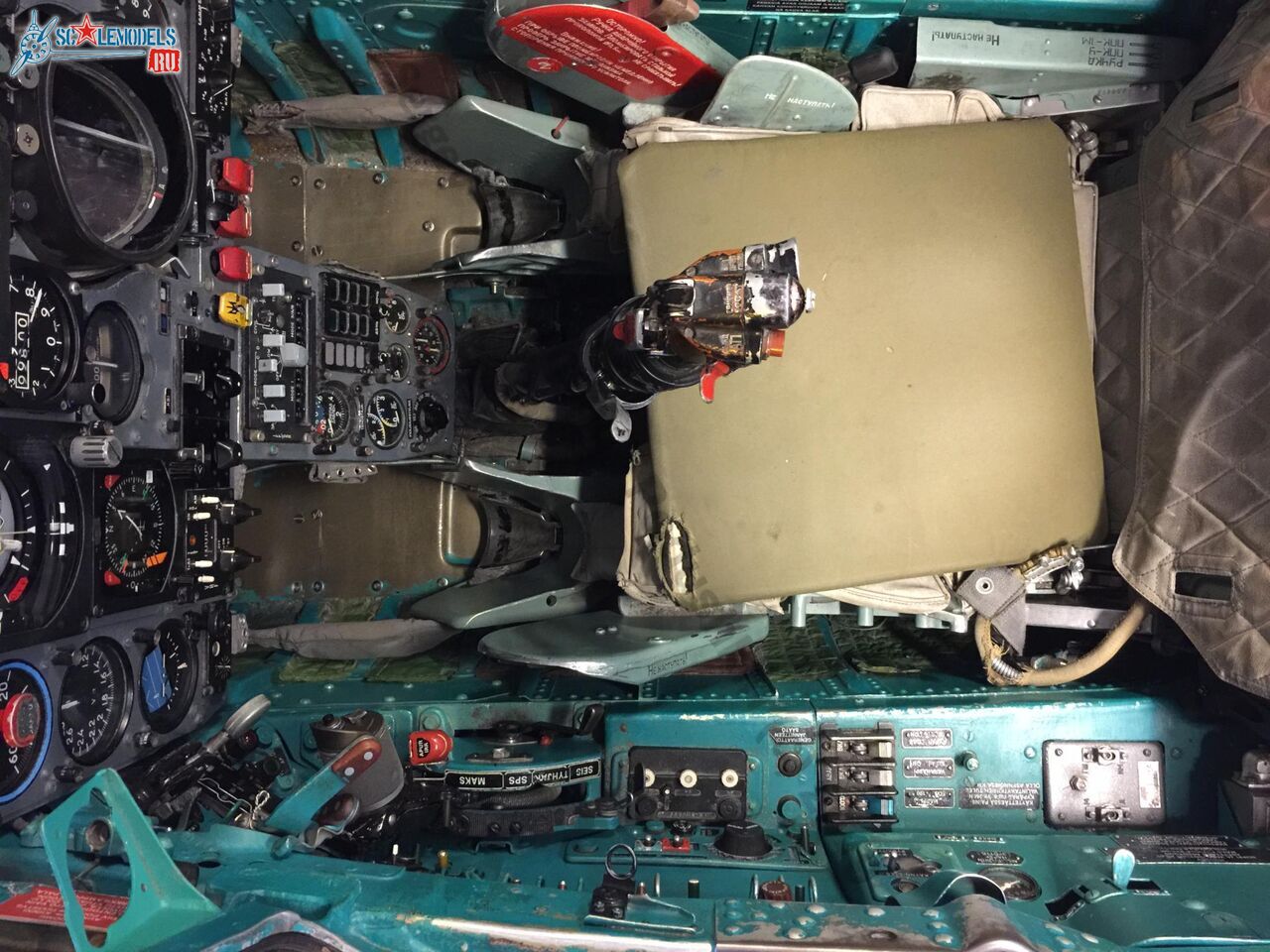 MiG-21bis_cockpit_37.jpg