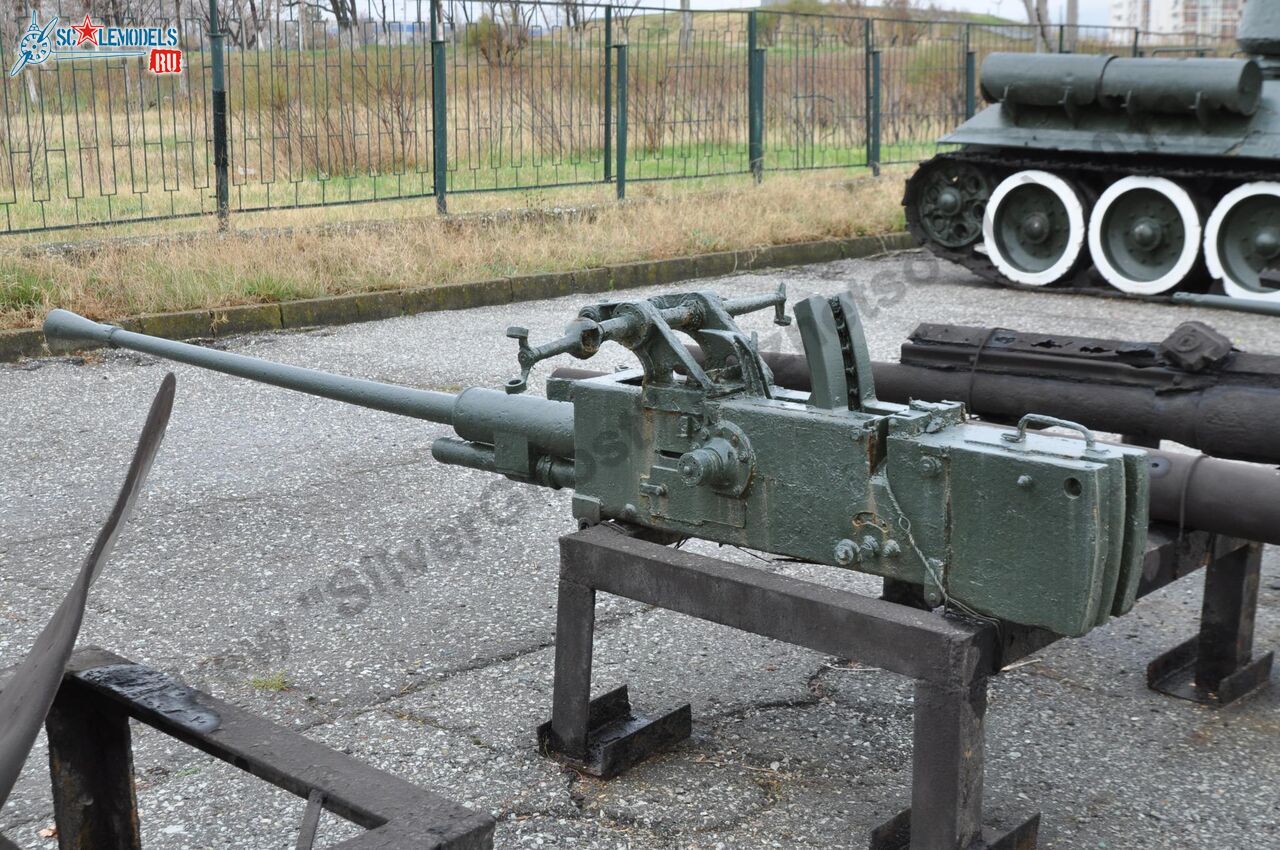 37-mm_AA-gun_tug_Gruz_0.jpg