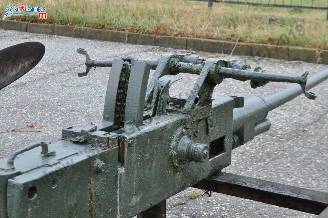 37-mm_AA-gun_tug_Gruz_23.jpg