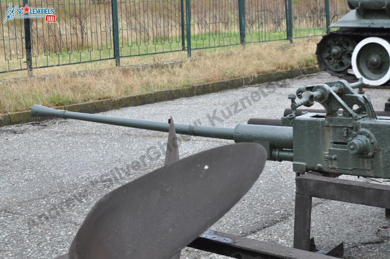 37-mm_AA-gun_tug_Gruz_44.jpg