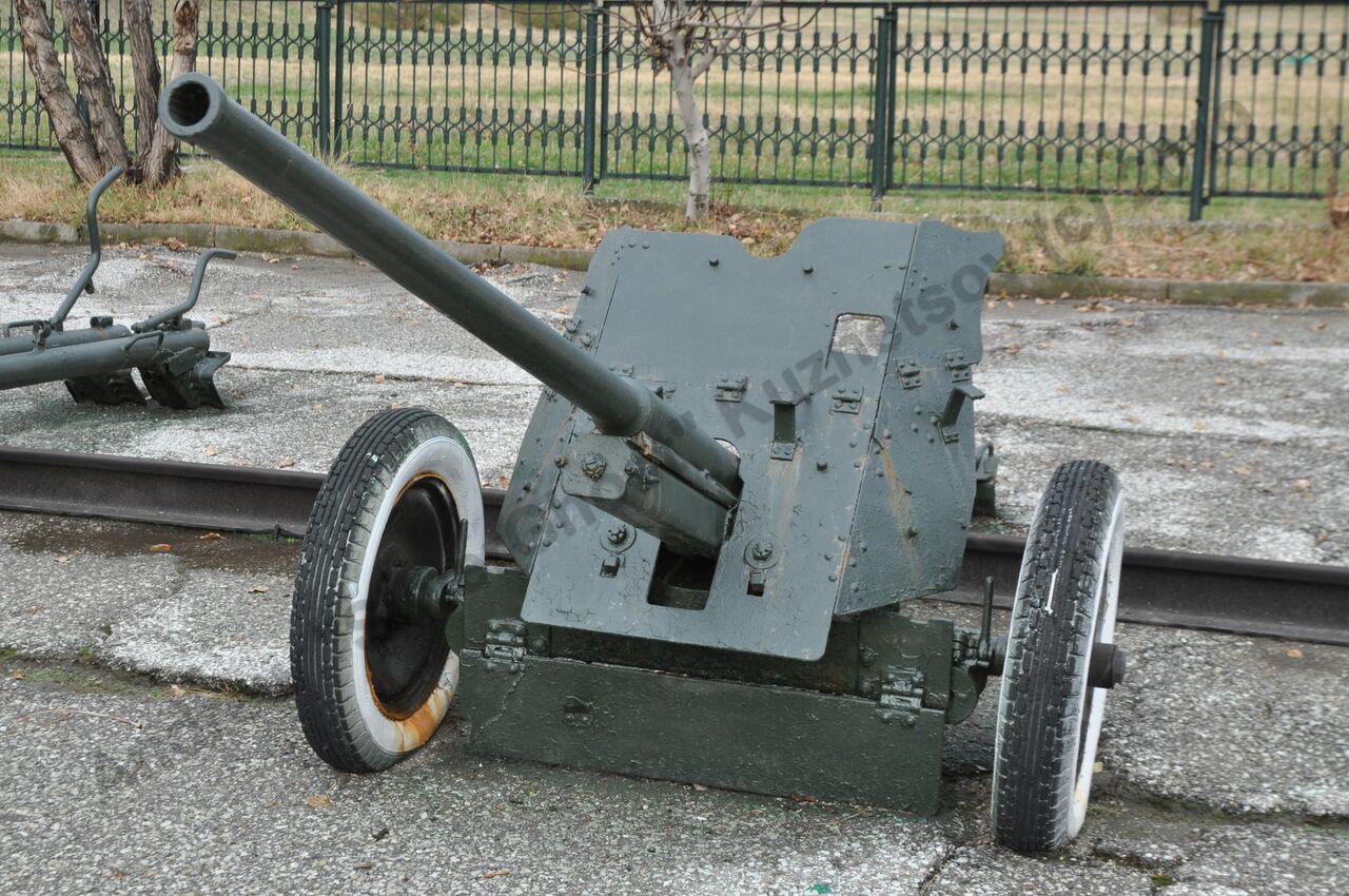 45-mm_anti-tank_gun_M-42_0.jpg