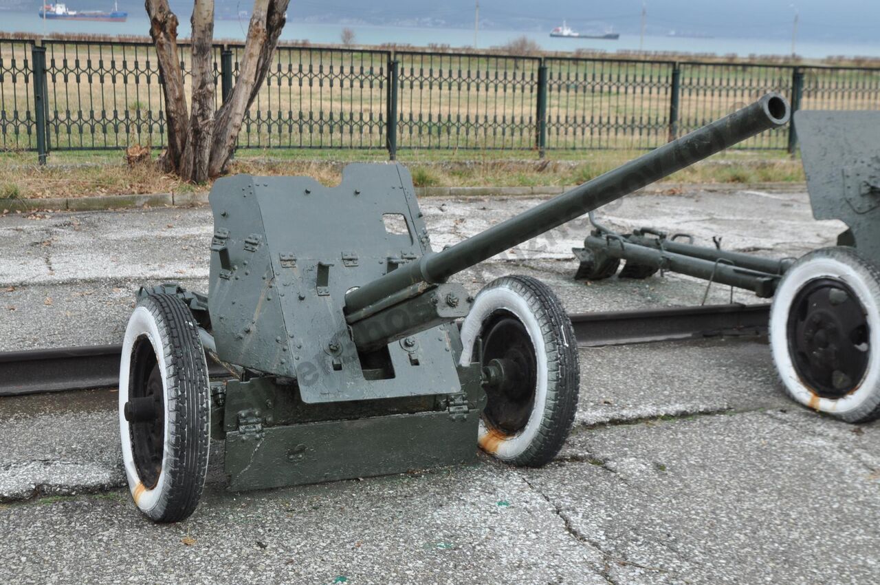 45-mm_anti-tank_gun_M-42_11.jpg