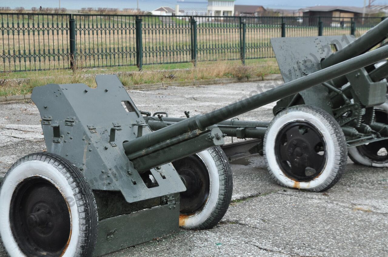 45-mm_anti-tank_gun_M-42_15.jpg