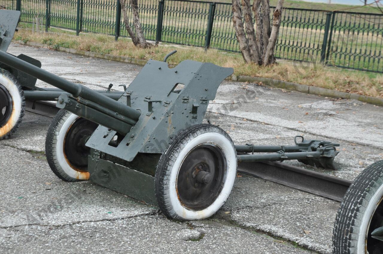 45-mm_anti-tank_gun_M-42_2.jpg