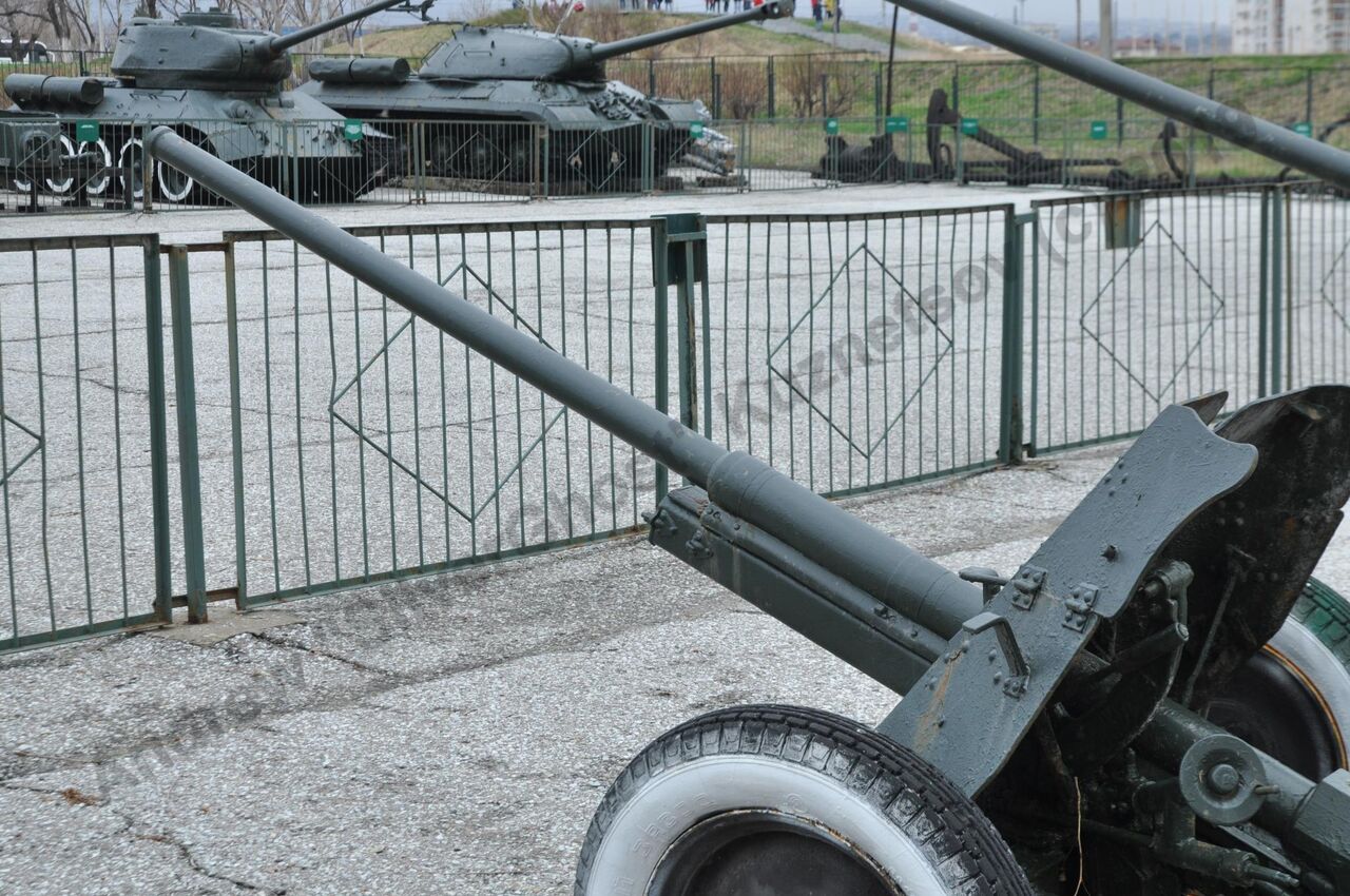 45-mm_anti-tank_gun_M-42_22.jpg