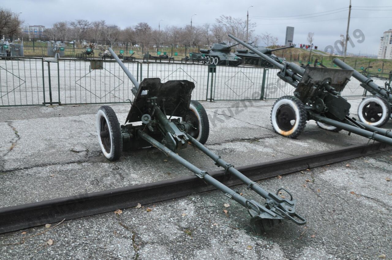 45-mm_anti-tank_gun_M-42_24.jpg