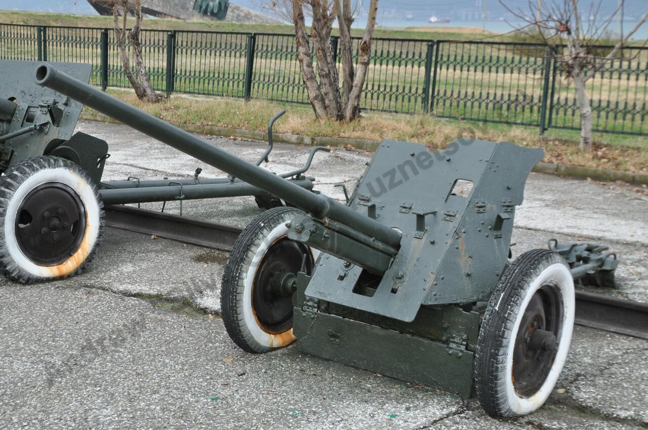 45-mm_anti-tank_gun_M-42_4.jpg