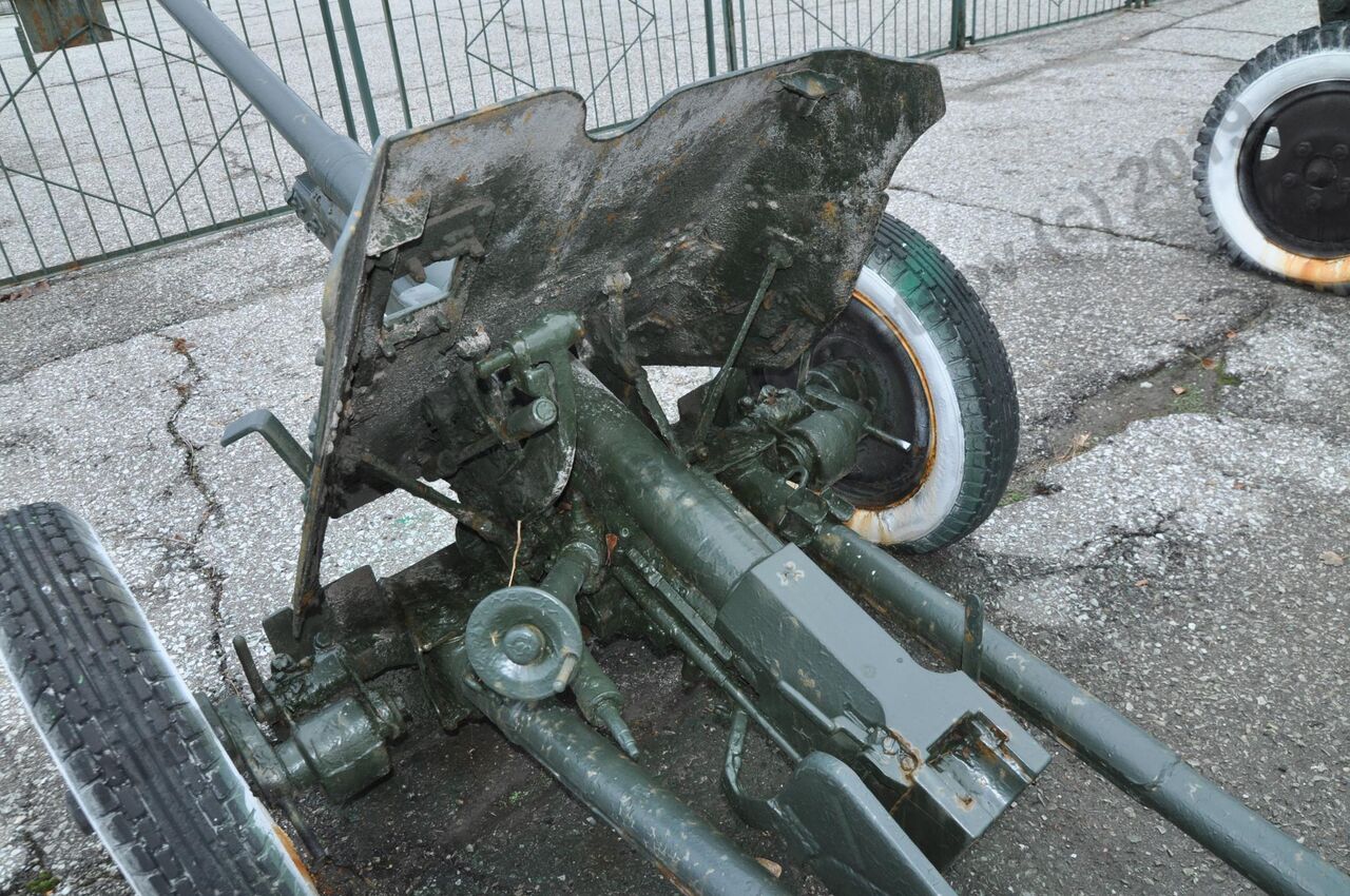 45-mm_anti-tank_gun_M-42_46.jpg