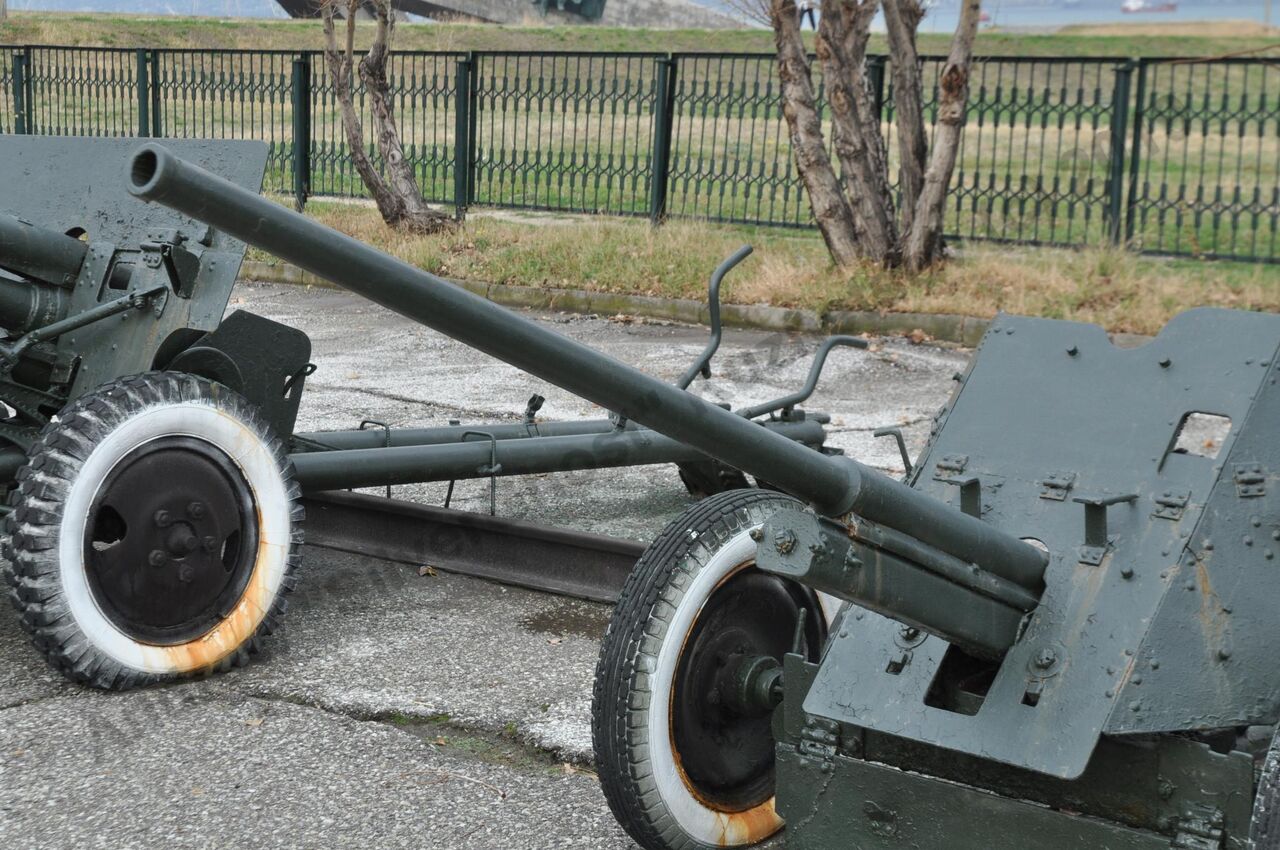 45-mm_anti-tank_gun_M-42_6.jpg