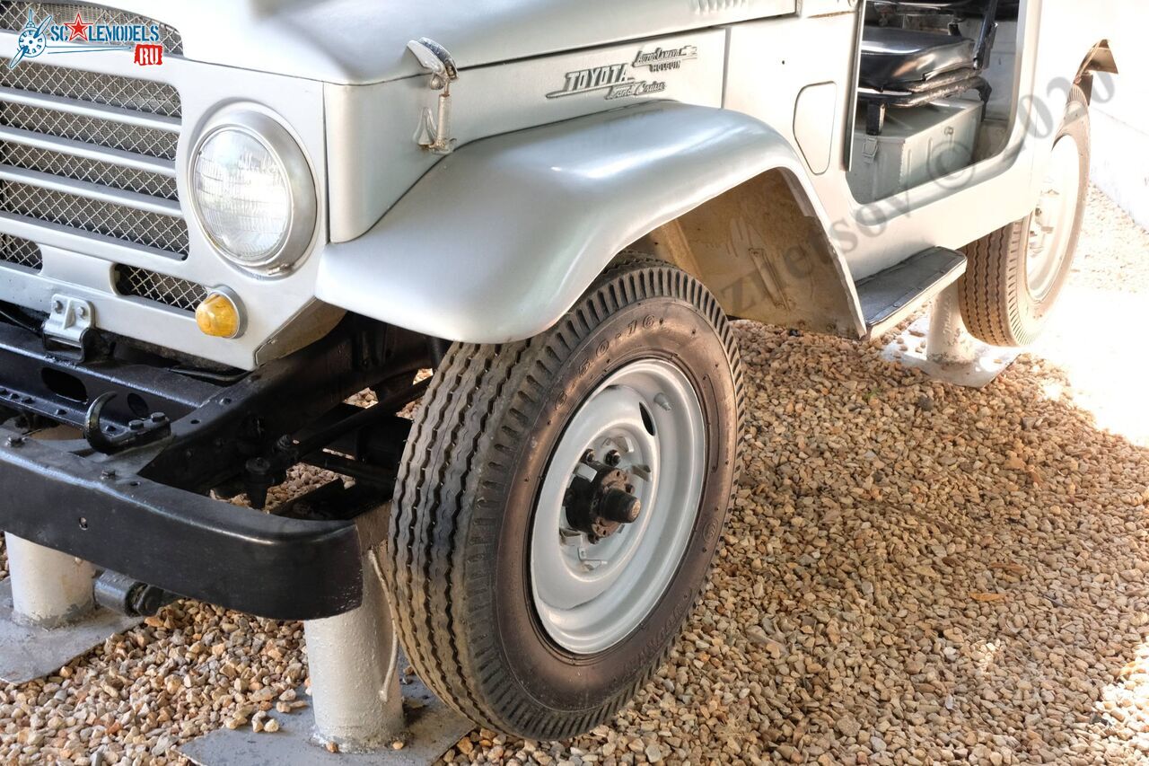 Toyota_Land_Cruiser_J20_49.jpg