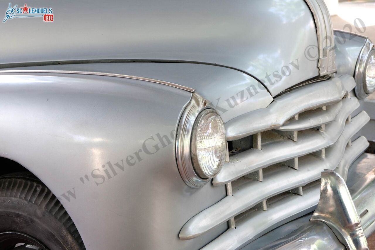 Pontiac_Steamliner_sedan_1948_118.jpg