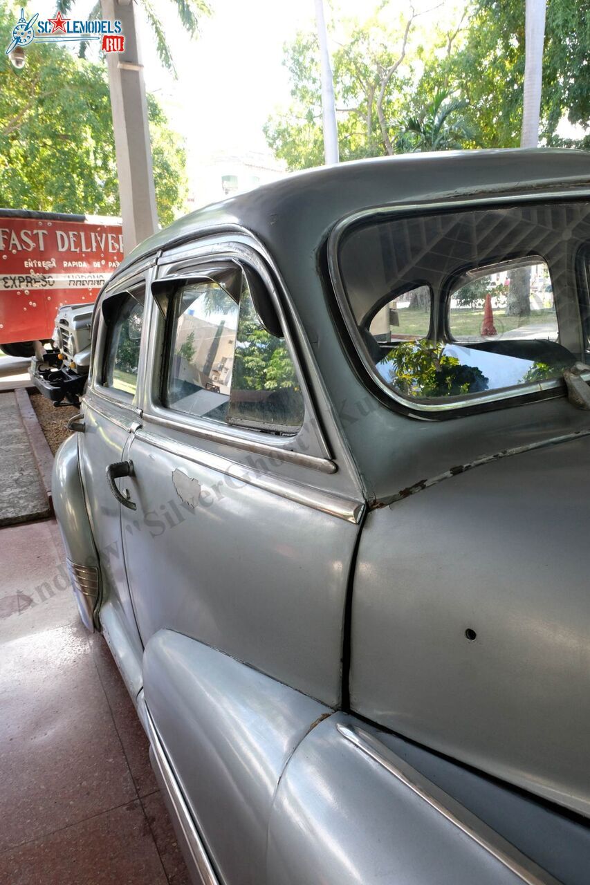 Pontiac_Steamliner_sedan_1948_129.jpg