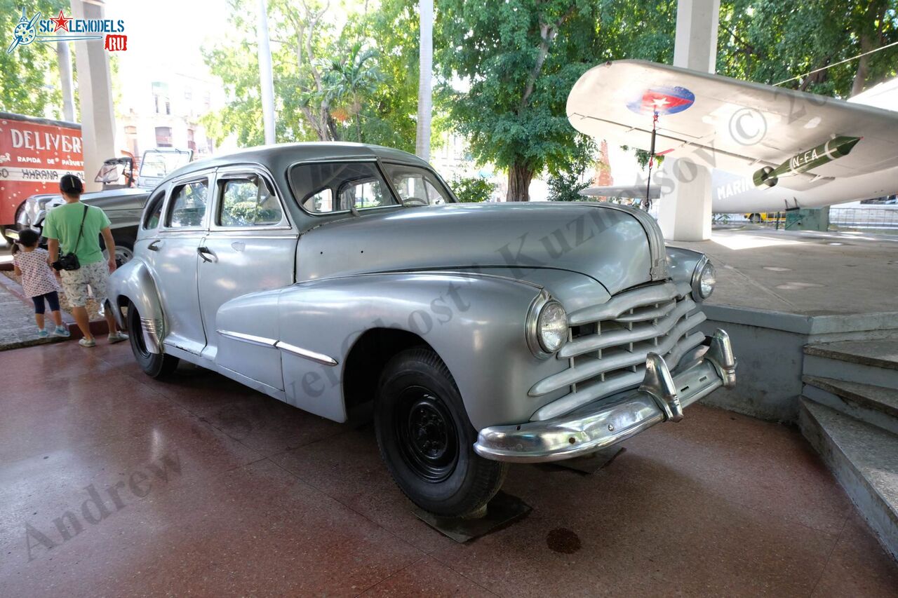 Pontiac_Steamliner_sedan_1948_2.jpg