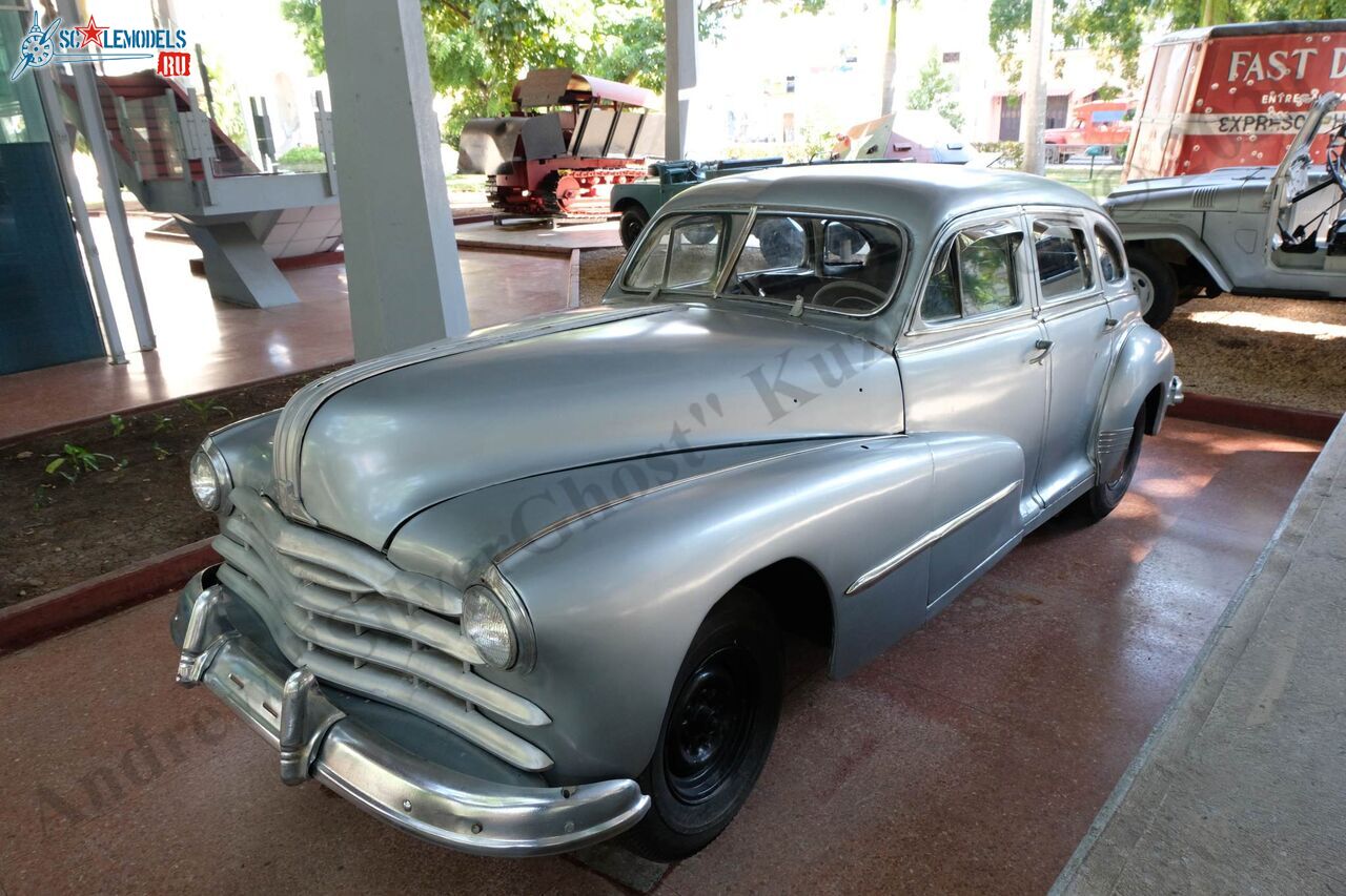 Pontiac_Steamliner_sedan_1948_22.jpg