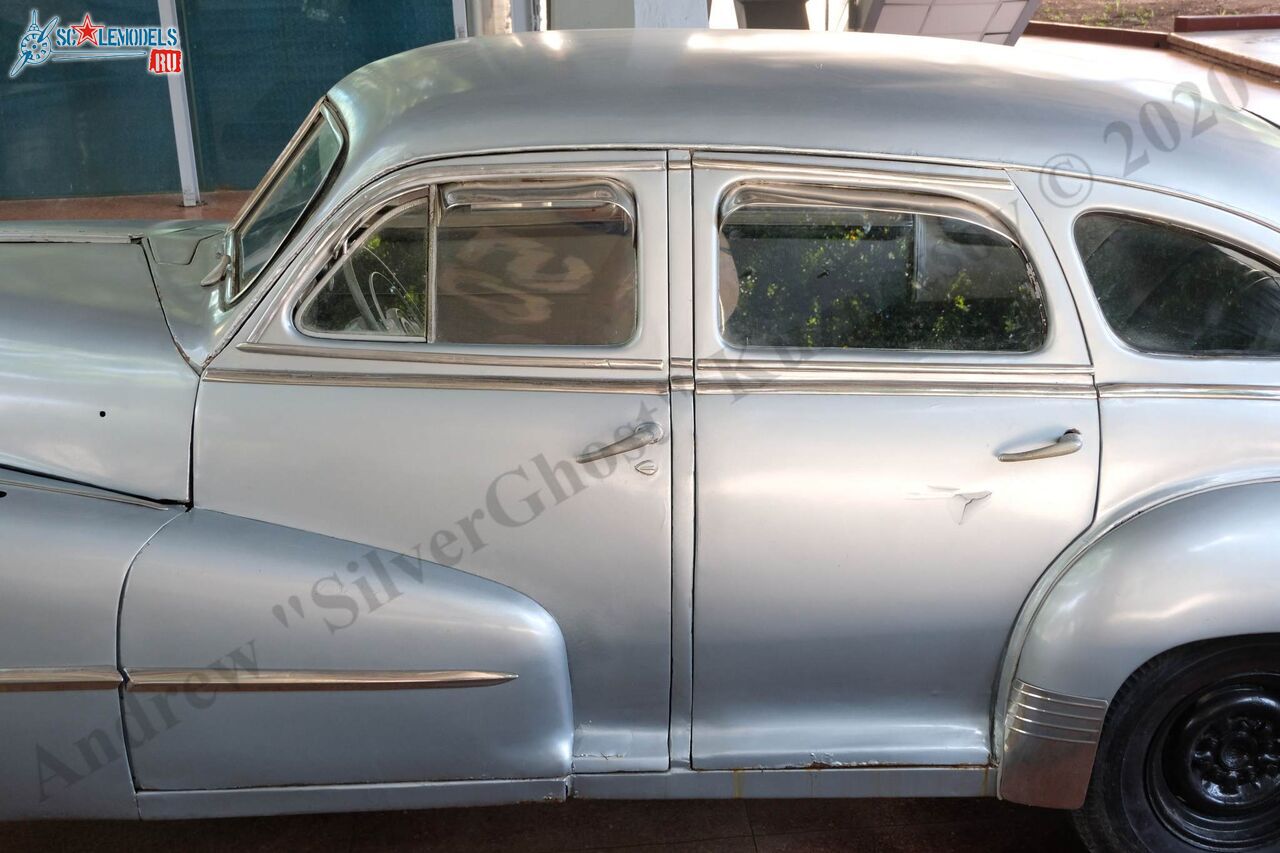 Pontiac_Steamliner_sedan_1948_45.jpg