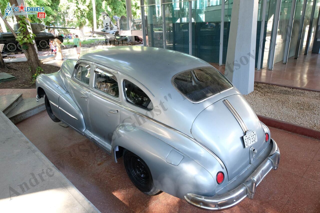 Pontiac_Steamliner_sedan_1948_50.jpg