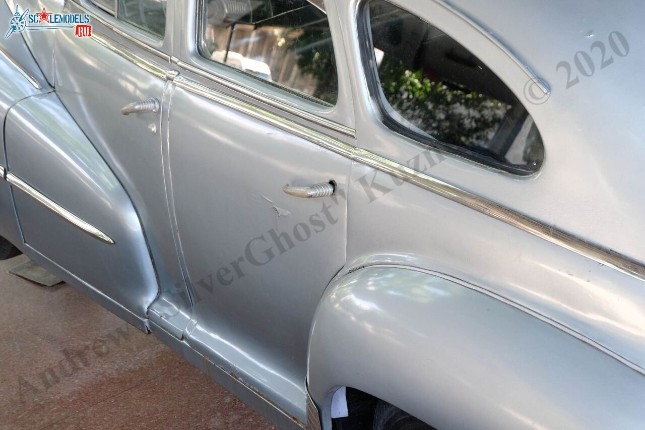 Pontiac_Steamliner_sedan_1948_58.jpg