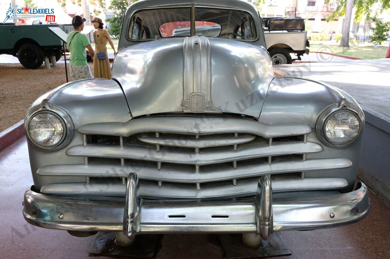 Pontiac_Steamliner_sedan_1948_6.jpg