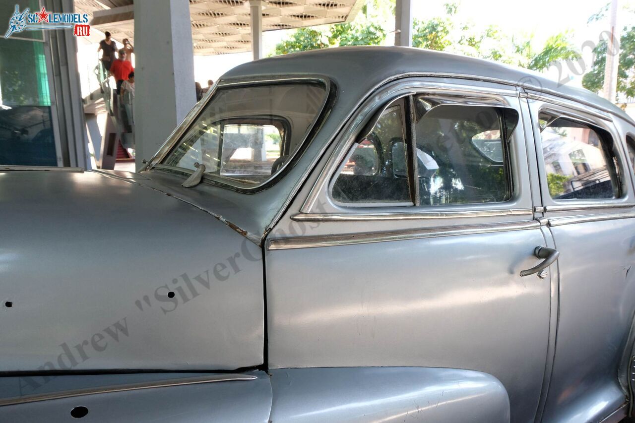 Pontiac_Steamliner_sedan_1948_71.jpg