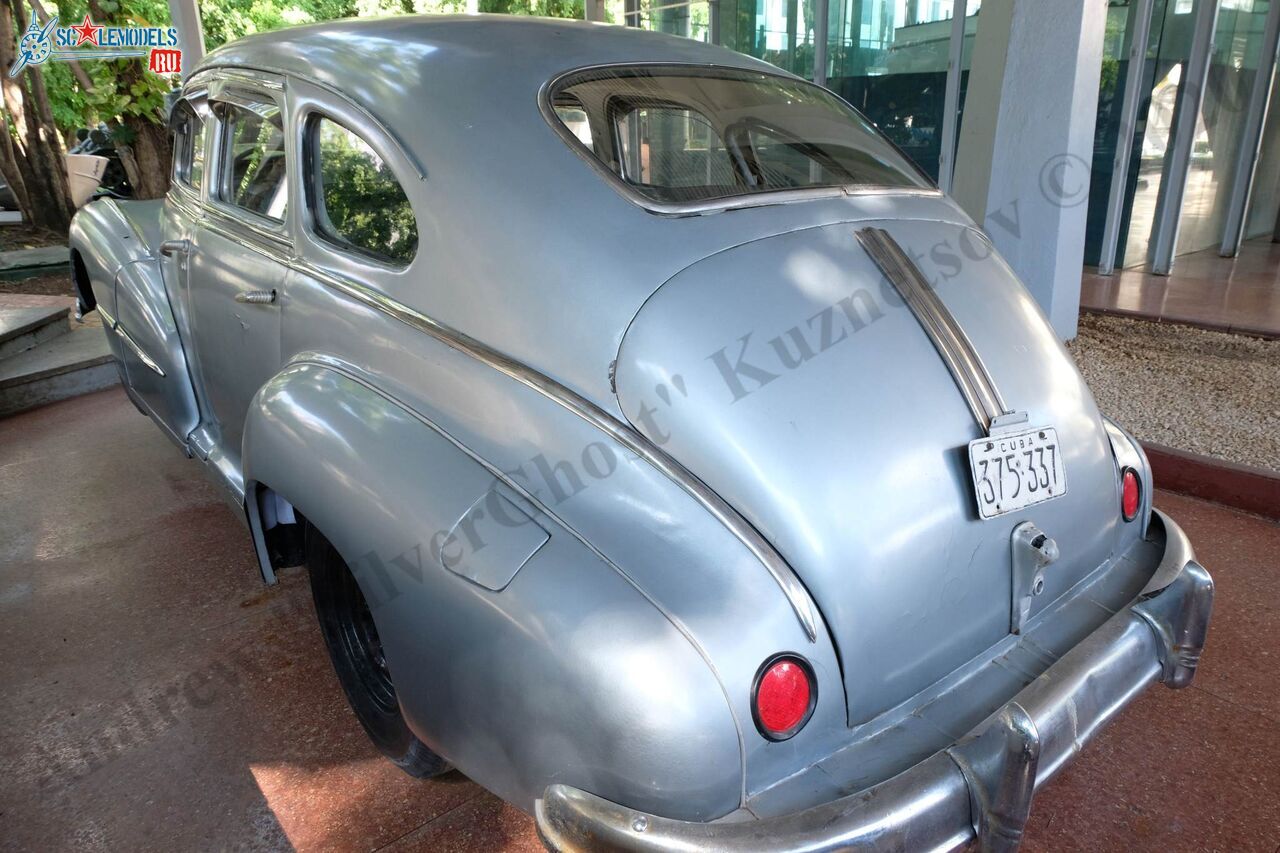 Pontiac_Steamliner_sedan_1948_87.jpg