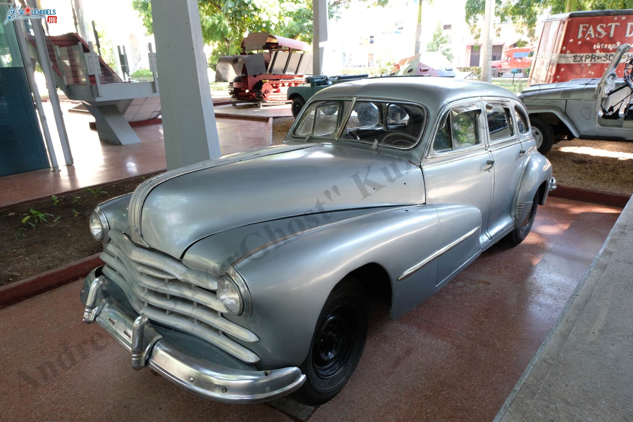 Pontiac_Steamliner_sedan_1948_22.jpg