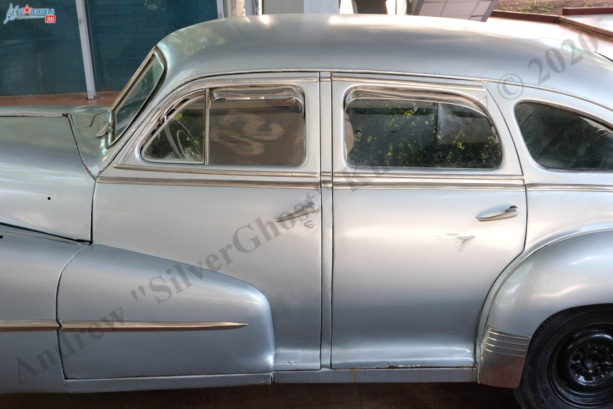 Pontiac_Steamliner_sedan_1948_45.jpg